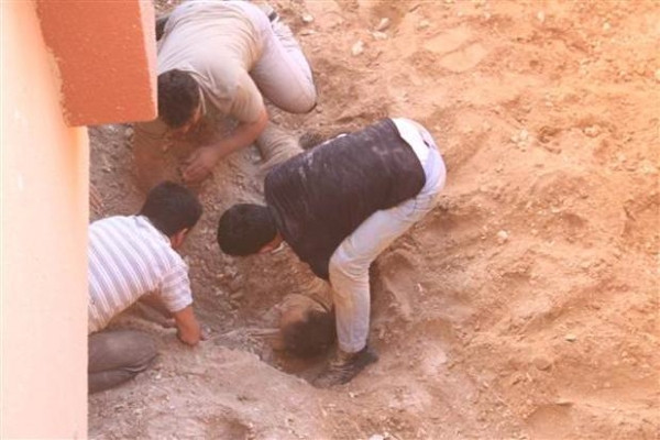 Evin bahçesinde diri diri gömüldü