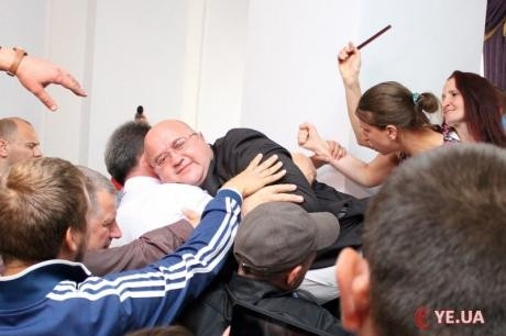Ukraynalı vali canını zor kurtardı
