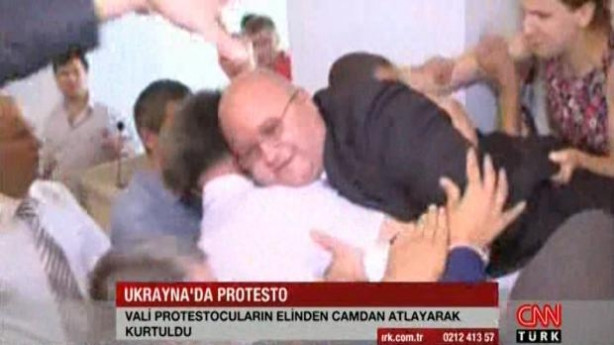 Ukraynalı vali canını zor kurtardı