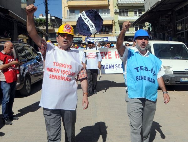 AK Parti binasına siyah çelenk bırakıp, ampul kırdılar!