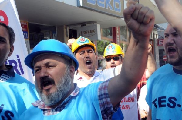 AK Parti binasına siyah çelenk bırakıp, ampul kırdılar!