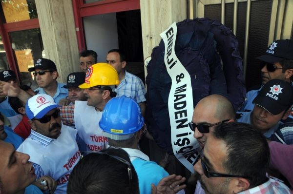AK Parti binasına siyah çelenk bırakıp, ampul kırdılar!