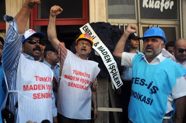 AK Parti binasına siyah çelenk bırakıp, ampul kırdılar!