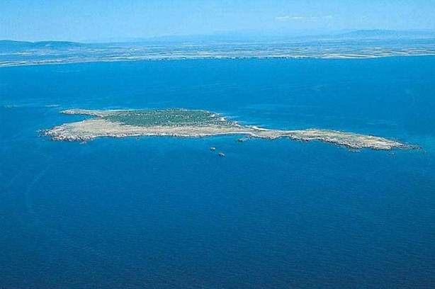 Akdeniz'de satılık ada