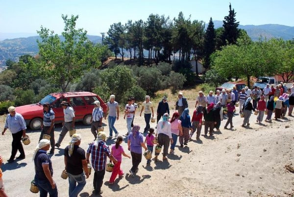 Köylülerden yarı çıplak eylem