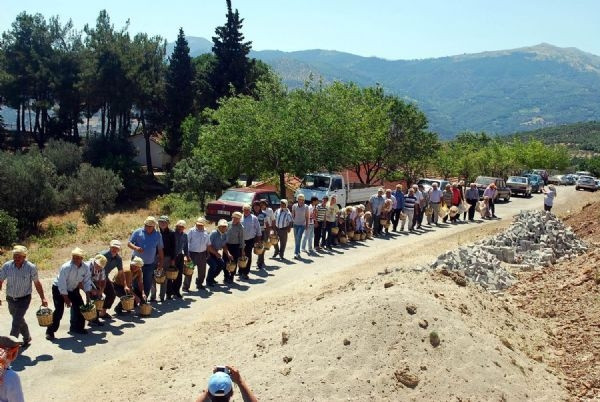 Köylülerden yarı çıplak eylem