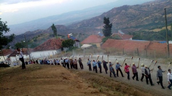 Köylülerden yarı çıplak eylem