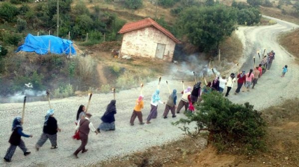 Köylülerden yarı çıplak eylem