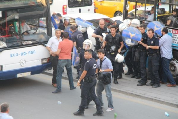 Vekillerin de içinde olduğu otobüs polis merkezine çekildi