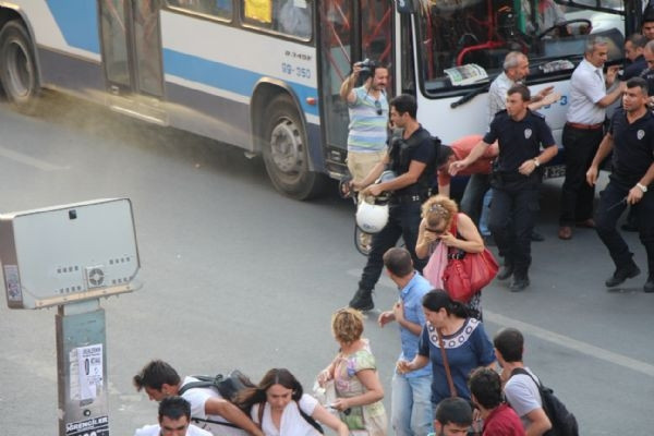 Vekillerin de içinde olduğu otobüs polis merkezine çekildi