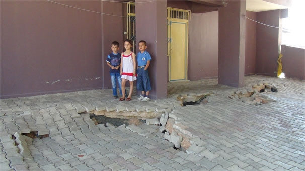 Mahalle yavaş yavaş çöküyor