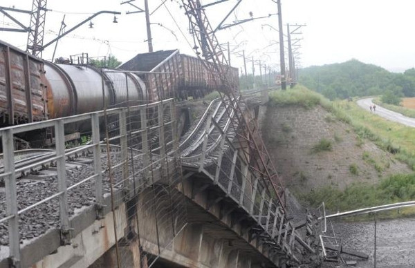 Ukrayna'da köprüyü patlattılar