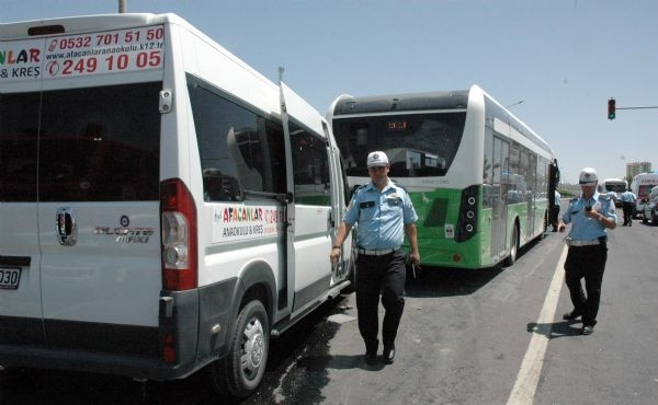 Kreş servisi otobüse çarptı