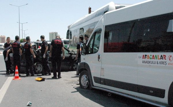 Kreş servisi otobüse çarptı