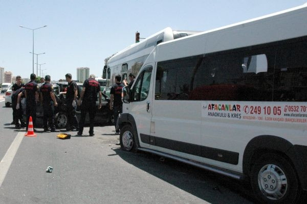 Kreş servisi otobüse çarptı