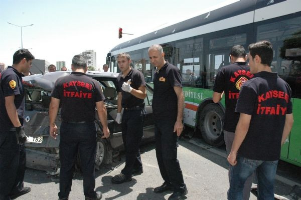 Kreş servisi otobüse çarptı