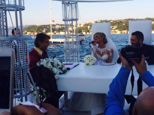 Petek Dinçöz evlendi