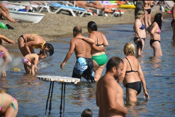 Işın Karaca bikinili yakalandı