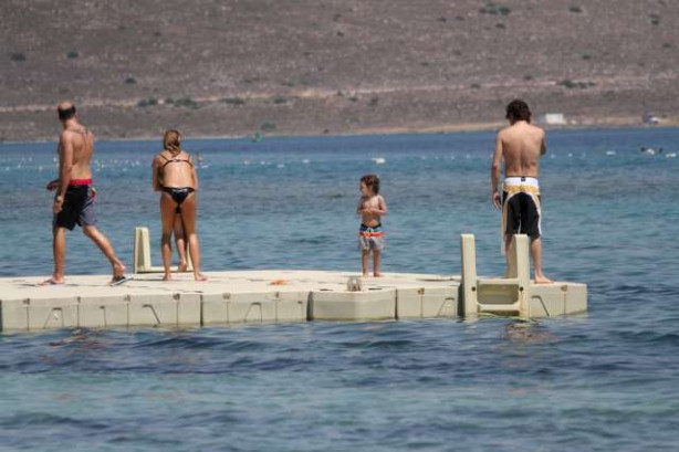 İvana Sert'ten bikini şov