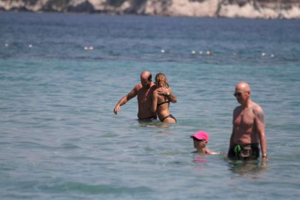 İvana Sert'ten bikini şov