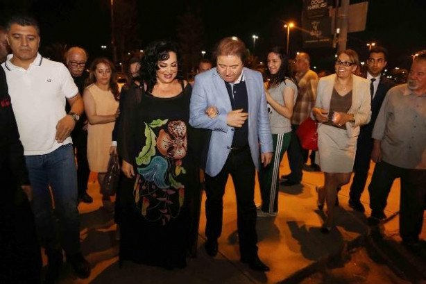 Türkan Şoray kendi filmini çekirdek yiyerek izledi