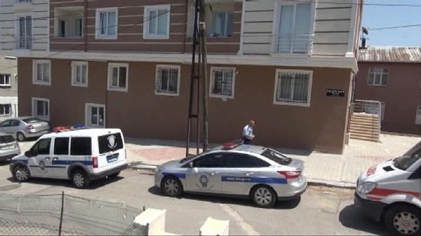Balkona kaçtı ama kurtulamadı