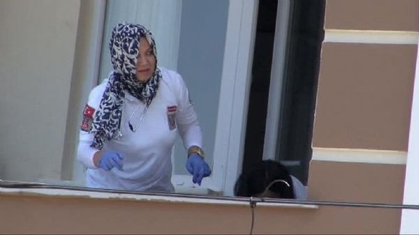 Balkona kaçtı ama kurtulamadı