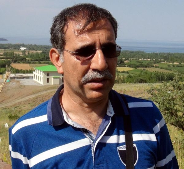 Mezarlıkta bitki arıyorlar
