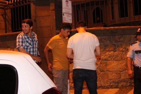 Kucağında çocuğuyla dakikalarca Başbakan'ı bekledi
