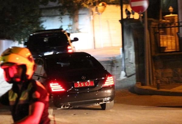 Kucağında çocuğuyla dakikalarca Başbakan'ı bekledi