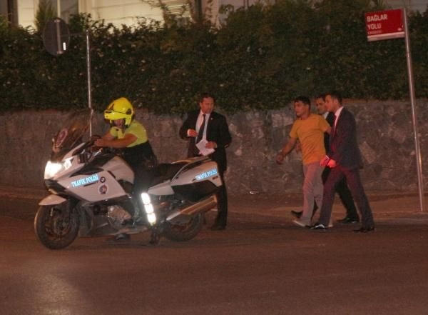 Kucağında çocuğuyla dakikalarca Başbakan'ı bekledi