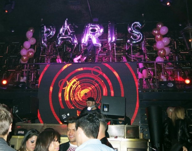 Paris Hilton yeni yaşına iç çamaşırsız girdi!