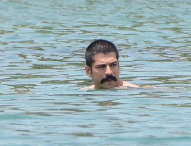 Burak Özçivit, tek başına tatilde
