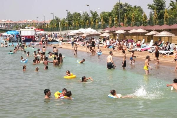 Denizi olmayan şehrin plajına akın!