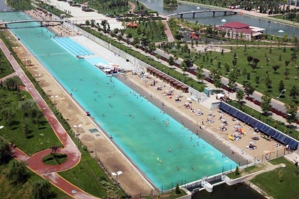 Denizi olmayan şehrin plajına akın!
