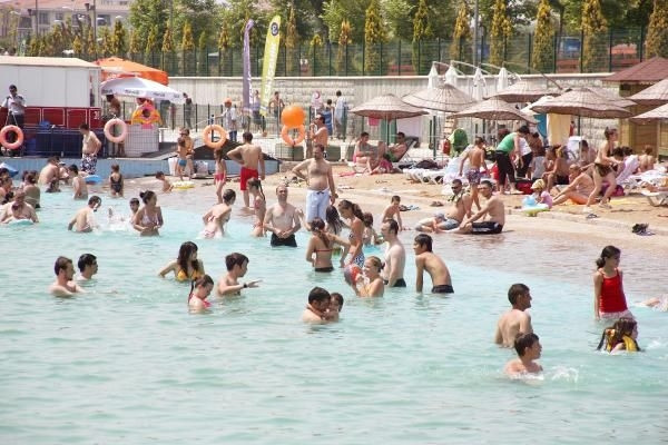 Denizi olmayan şehrin plajına akın!