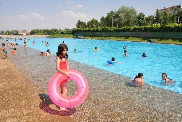 Denizi olmayan şehrin plajına akın!