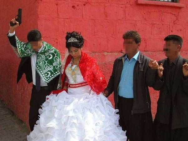 'Gülmek yasak ölmek kader'