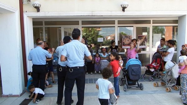 Romanlar'dan bonzai protestosu