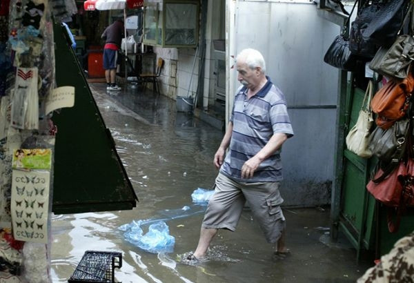 Makedonya'da şiddetli yağmur hayatı felç etti