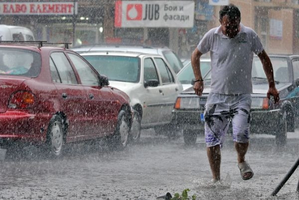 Makedonya'da şiddetli yağmur hayatı felç etti