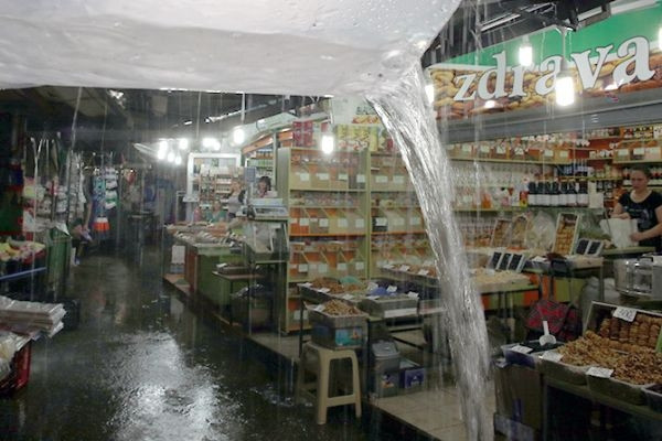 Makedonya'da şiddetli yağmur hayatı felç etti