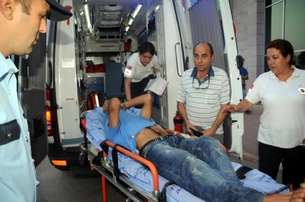 Polis, bayrağı indirmeye çalışan kişiyi bacağından vurdu