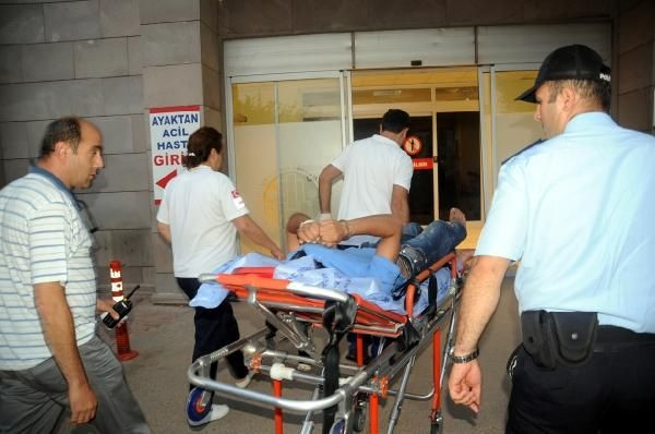Polis, bayrağı indirmeye çalışan kişiyi bacağından vurdu