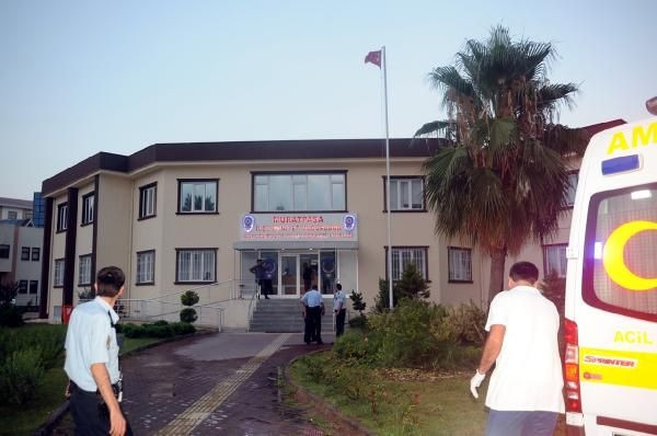 Polis, bayrağı indirmeye çalışan kişiyi bacağından vurdu