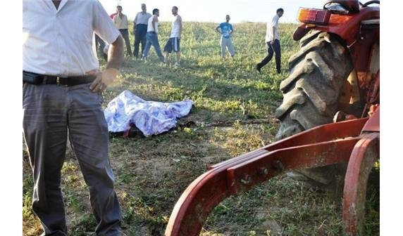 Yeni aldığı traktörün altında kaldı
