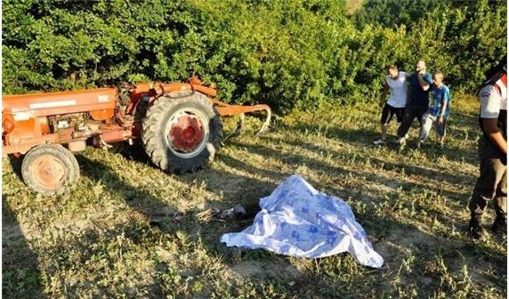 Yeni aldığı traktörün altında kaldı