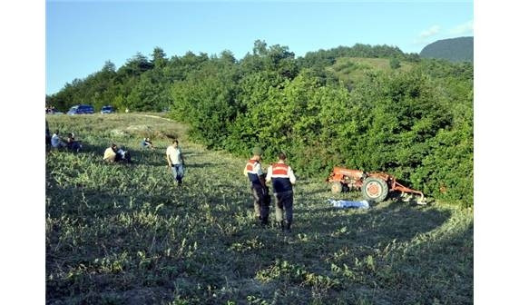 Yeni aldığı traktörün altında kaldı