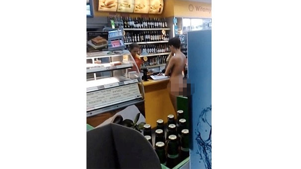 Çırılçıplak alışveriş yaptı
