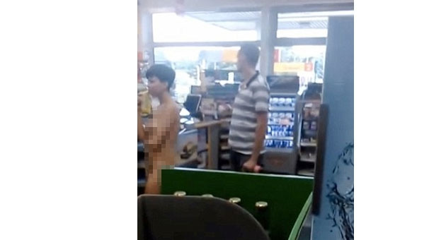 Çırılçıplak alışveriş yaptı